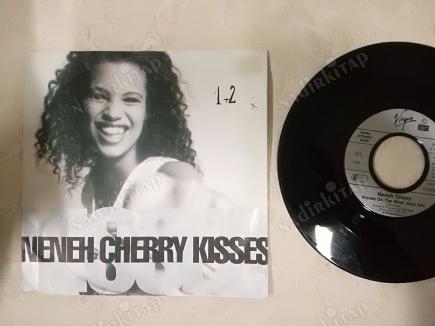 NENEH CHERRY - KISSES ON THE WIND / BUFFALO BLUES - 1989 ALMANYA BASIM 45 LİK PLAK