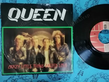 QUEEN - CRAZY LITTLE THING CALLED LOVE / WE WILL ROCK YOU-1979 HOLLANDA BASIM  45’LİK  PLAK