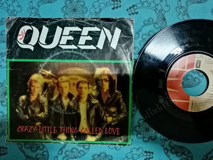 QUEEN - CRAZY LITTLE THING CALLED LOVE /  WE WILL ROCK YOU - 1980 HOLLANDA BASIM  45’LİK  PLAK