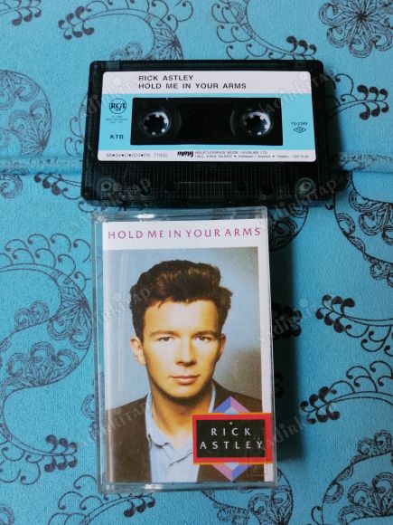 RICK ASTLEY -HOLD ME IN YOUR ARMS   1991  TÜRKİYE BASIM  KAĞITLI (KASET)-