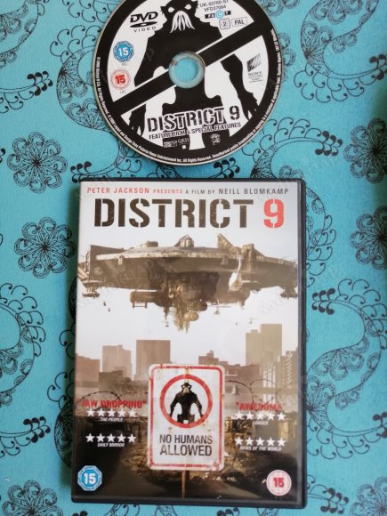 DISTRICT 9  - A NEILL BLOMKAMP FILM  108  DAKİKA + EXTRAS  DVD FİLM-AVRUPA BASIM TÜRKÇE DİL SEÇENEĞİ YOKTUR (+15)