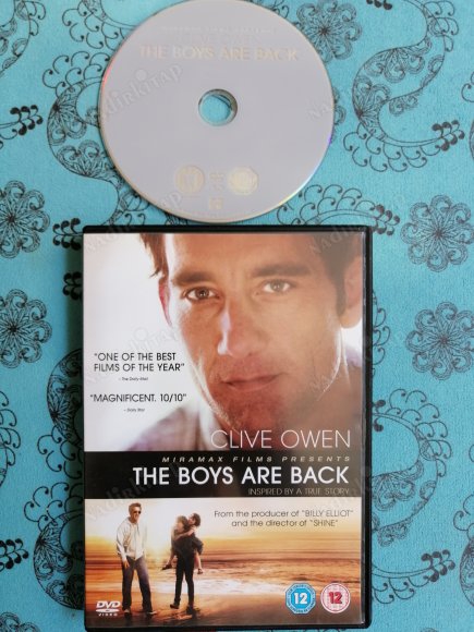 THE BOYS ARE BACK  -CLIVE OWEN -  DVD FİLM  100 DAKİKA +EXTRAS AVRUPA BASIM TÜRKÇE DİL SEÇENEĞİ YOKTUR (+12)