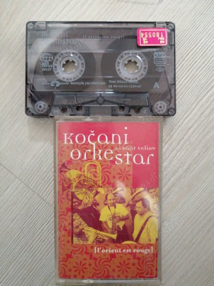 KOÇANİ ORKE STAR FEAT. NAAT VELİOV -  L’ORIENT EST ROUGE - 1997  TÜRKİYE  BASIM  *KASET*