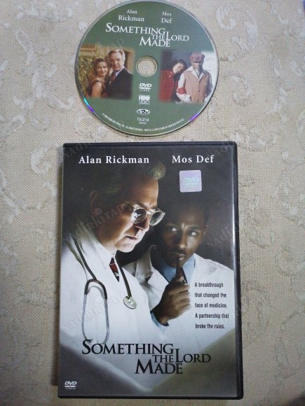 SOMETHING THE LORD MADE   - BİR  JOSEPH SARGENT  FİLMİ  110 DAKİKA - DVD FİLM - YABANCI BASIM TÜRKÇE ALTYAZI VARDIR