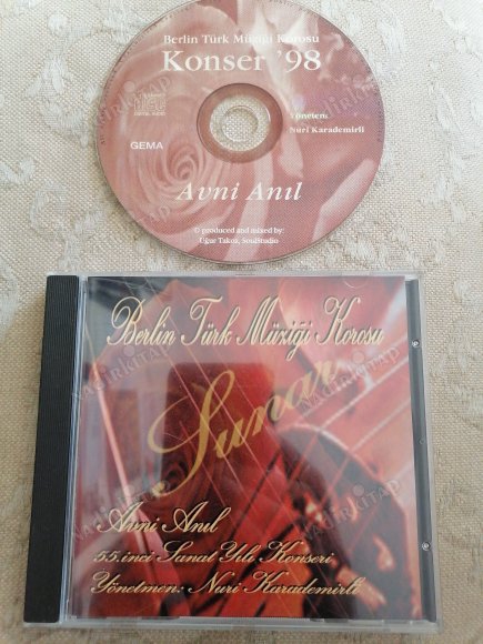 BERLİN TÜRK MÜZİĞİ KOROSU - AVNİ ANIL’A ( 55. SANAT YILI KONSERİ ) - 1998  TÜRKİYE  BASIM  ALBÜM CD ( YÖNETMEN: NURİ KARADEMİRLİ )