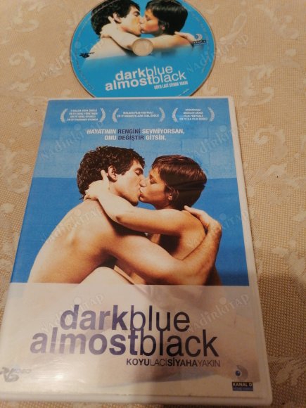 KOYU LACİ SİYAHA YAKIN / DARK BLUE ALMOST BLACK - BİR DANIEL SANCHEZ AREVALD FİLMİ - 97 DAKİKA  TÜRKİYE BASIM DVD FİLM