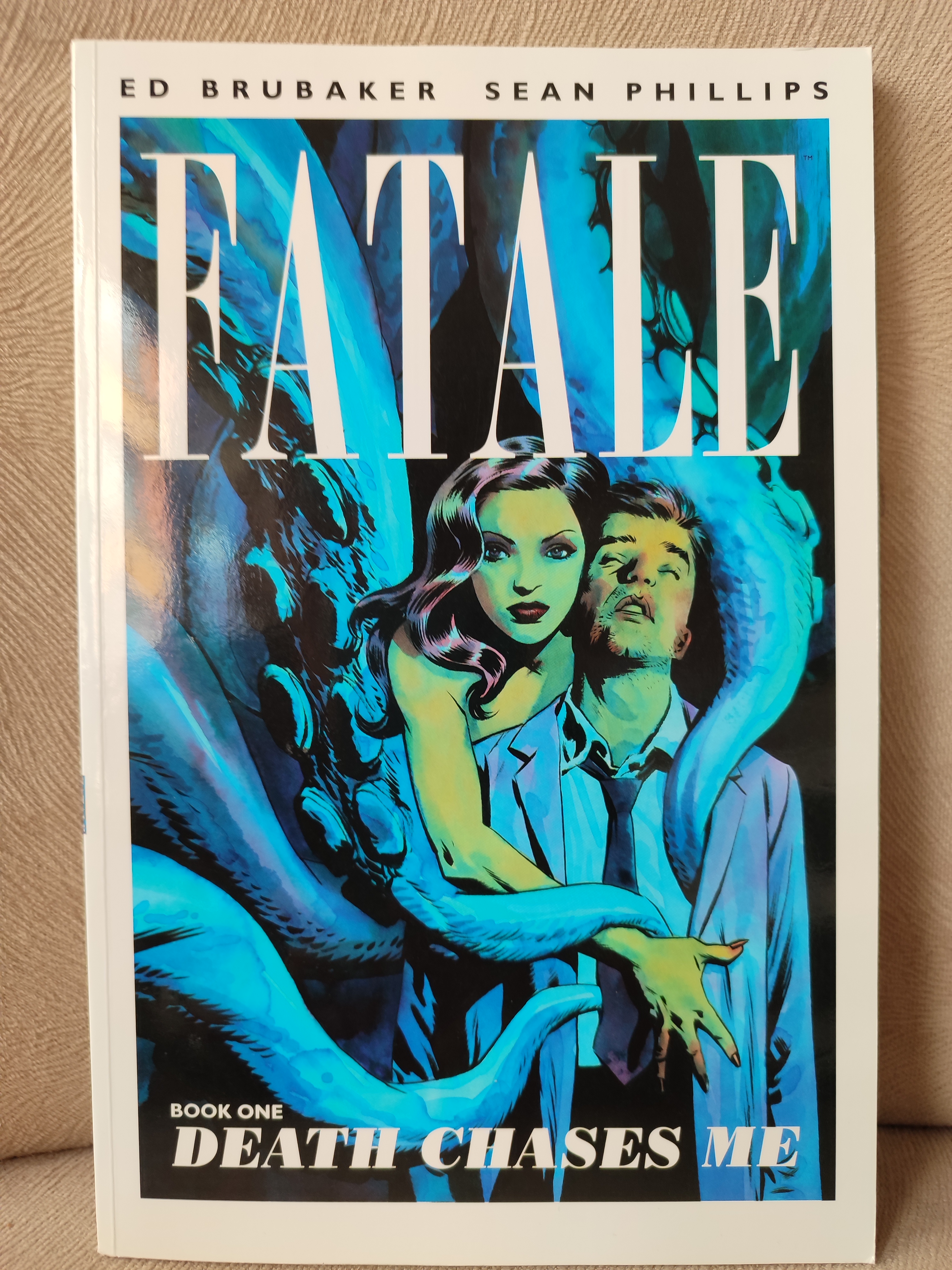 FATALE - Book One : Death Chases Me - İngilizce Çizgiroman