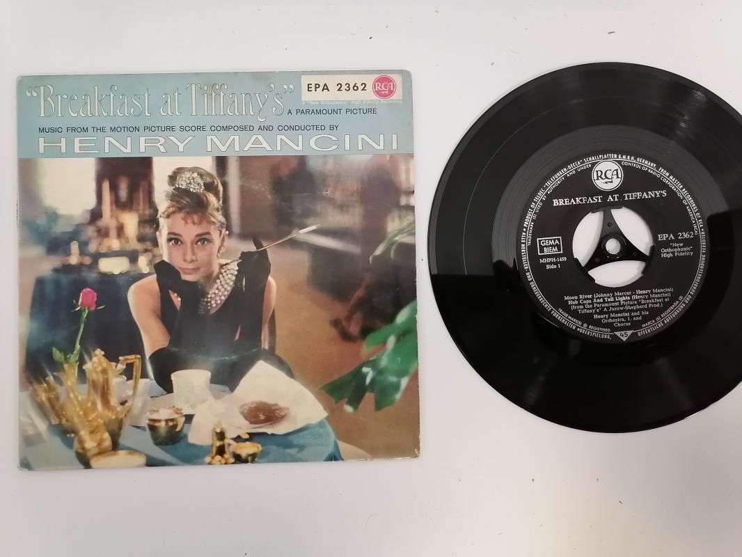 BREAKFAST AT TIFFANY’S / TİFFANY’DE KAHVALTI FİLM MÜZİKLERİ - HENRY  MANCINI - 1961 ALMANYA BASIM EP ( EXTENDED PLAY ) 45 LİK PLAK