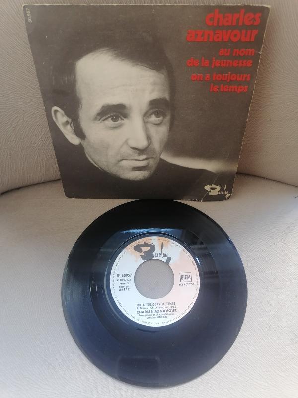 CHARLES AZNAVOUR - Au Nom De La Jeunesse / On A Toujours Le Temps - 1968 Fransa Basım 45 lik Plak