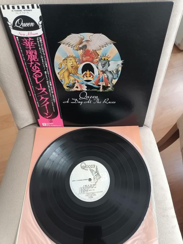 QUEEN - A Day At The Races - 1976 Japonya Basım - Nadir 33 lük LP Plak Albüm - Obi’li 2. el