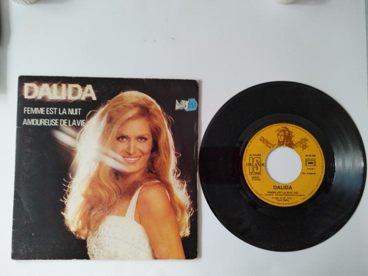 Dalida – Femme Est La Nuit-Amoureuse De La Vie-1976 FRANSA BASIM 45 LİK PLAK