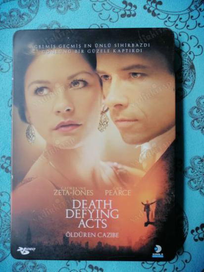 DEATH DEFYING ACTS (ÖLDÜREN CAZİBE)-ROLAND EMMERICH- DVD FİLM-95 DAKİKA-ÖZEL TENEKE KUTUSUNDA 2 DİSKLİ