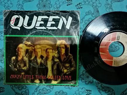 QUEEN - CRAZY LITTLE THING CALLED LOVE /  WE WILL ROCK YOU - 1980 HOLLANDA BASIM  45’LİK  PLAK