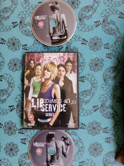 LIP SERVICE -SERIES 1  - 2 DISC - 346  DAKİKA + EXTRAS  DVD -AVRUPA BASIM TÜRKÇE DİL SEÇENEĞİ YOKTUR (+18)