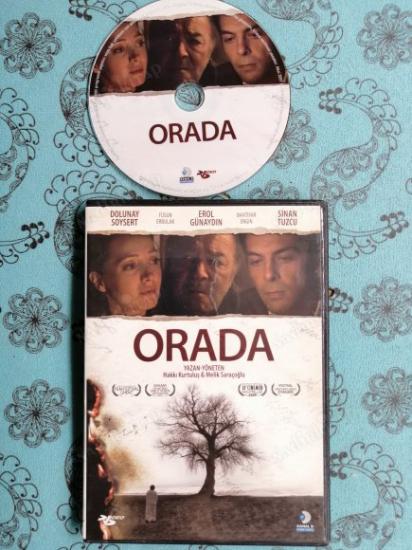 ORADA - HAKKI KURTULUŞ & MELİK SARAÇOĞLU  FİLMİ - DOLUNAY SOYSERT / FÜSUN ERBULAK -  94 DAKİKA  DVD FİLM