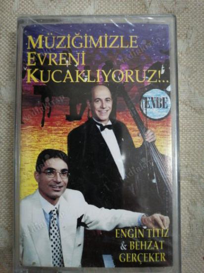 ENGİN TİTİZ - BEHZAT GERÇEKER  / MÜZİĞİMİZLE DÜNYAYI KUCAKLIYORUZ  / 1997 TÜRKİYE BASIM  *KASET* - AÇILMAMIŞ AMBALAJINDA