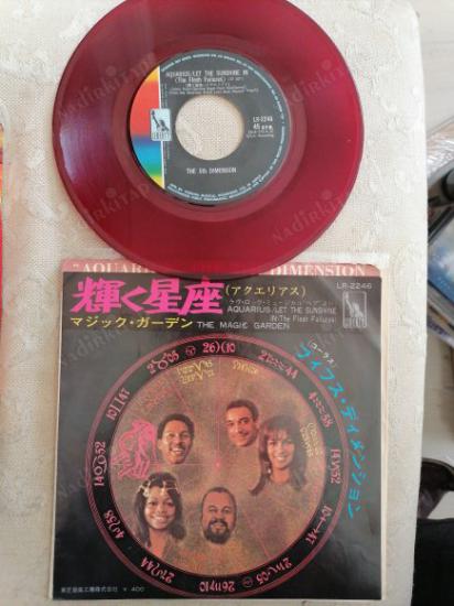 THE 5TH DIMENSION  - AQUARIUS / LET THE SUN SHINE IN ( THE FLESH FAILURES / THE MAGIC GARDEN  1969 JAPONYA  BASIM 45 LİK PLAK