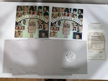 FAMILY FAVOURITES  - 1985 İNGİLTERE BASKI 8LP LİK BOX SET PLAK -12 SAYFA KİTAPÇIKLI