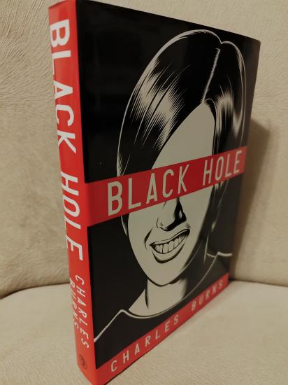 BLACK HOLE - Şömizli -Graphic Novel- İngilizce Çizgi Roman