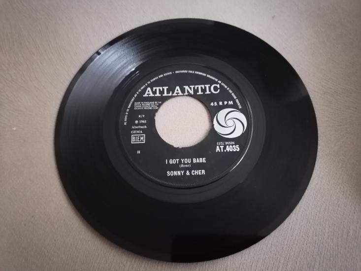 SONNY & CHER- I GOT YOU BABE - 1965 İNGİLTERE BASIM 45 LİK PLAK  ( KAPAKSIZDIR )