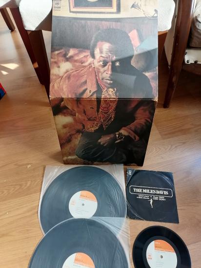 MILES DAVIS - (1956-1963) - 1969 Japonya Basım - Double LP Plak Albüm + 7’’ Röportaj Plağı  Obi’siz