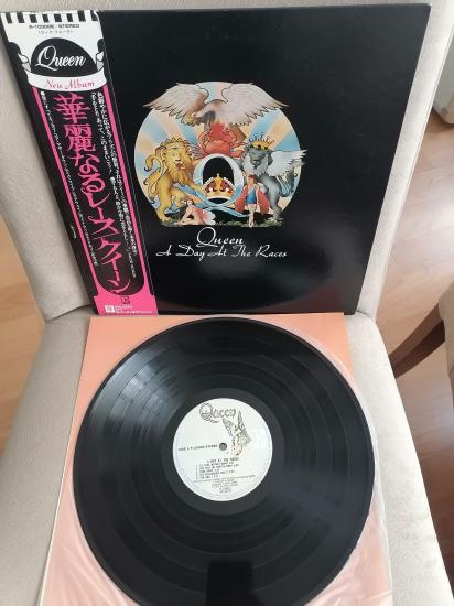 QUEEN - A Day At The Races - 1976 Japonya Basım - Nadir 33 lük LP Plak Albüm - Obi’li